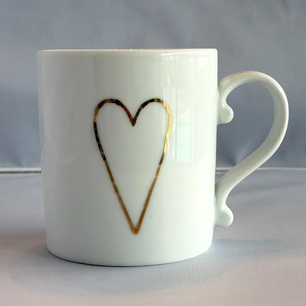 Mug West Elm white porcelain heart mug, gold metallic heart outline